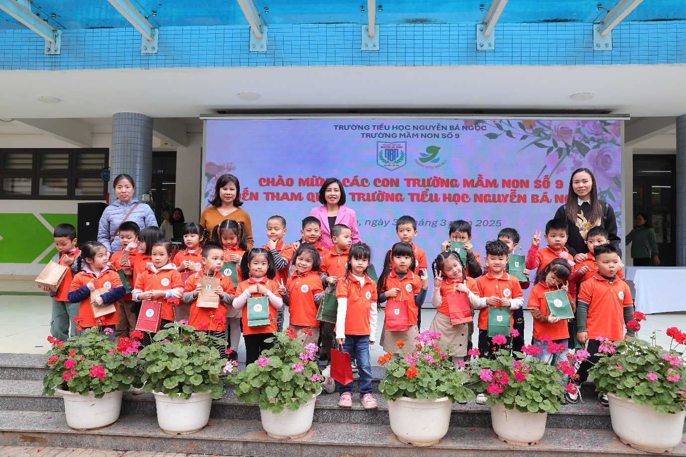 Ảnh có chứa trang phục, người, tòa nhà, hoa

Nội dung do AI tạo ra có thể không chính xác.