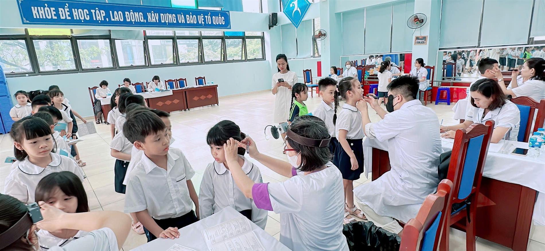 Trường Tiểu học Nguyễn Bá Ngọc tổ chức khám sức khỏe định kỳ cho học sinh toàn trường - Hành trình chăm sóc sức khỏe từ những điều nhỏ nhất