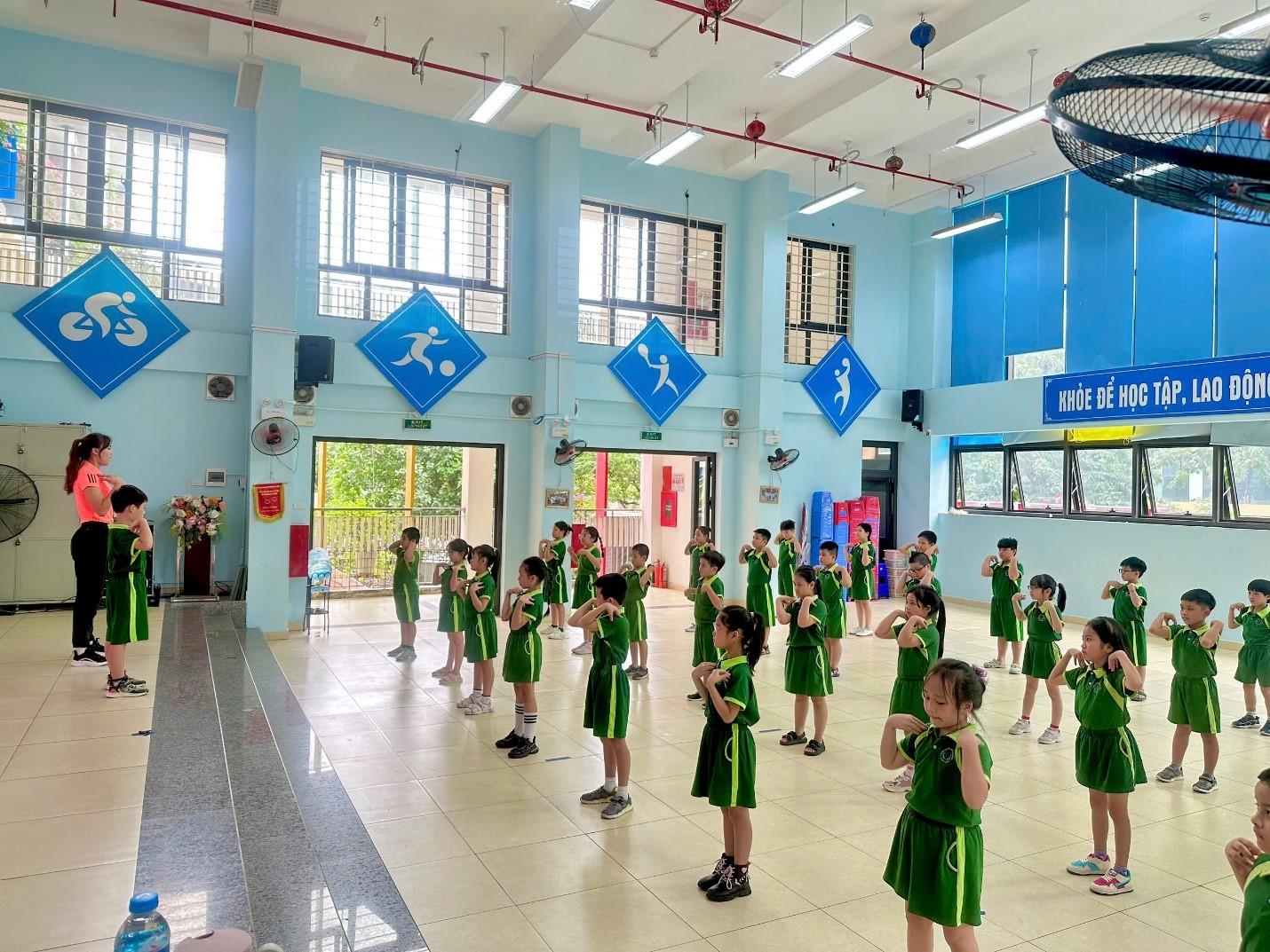 Sôi nổi với tiết Hội giảng Thể dục: “Động tác vươn thở, động tác tay” cùng lớp 3A2