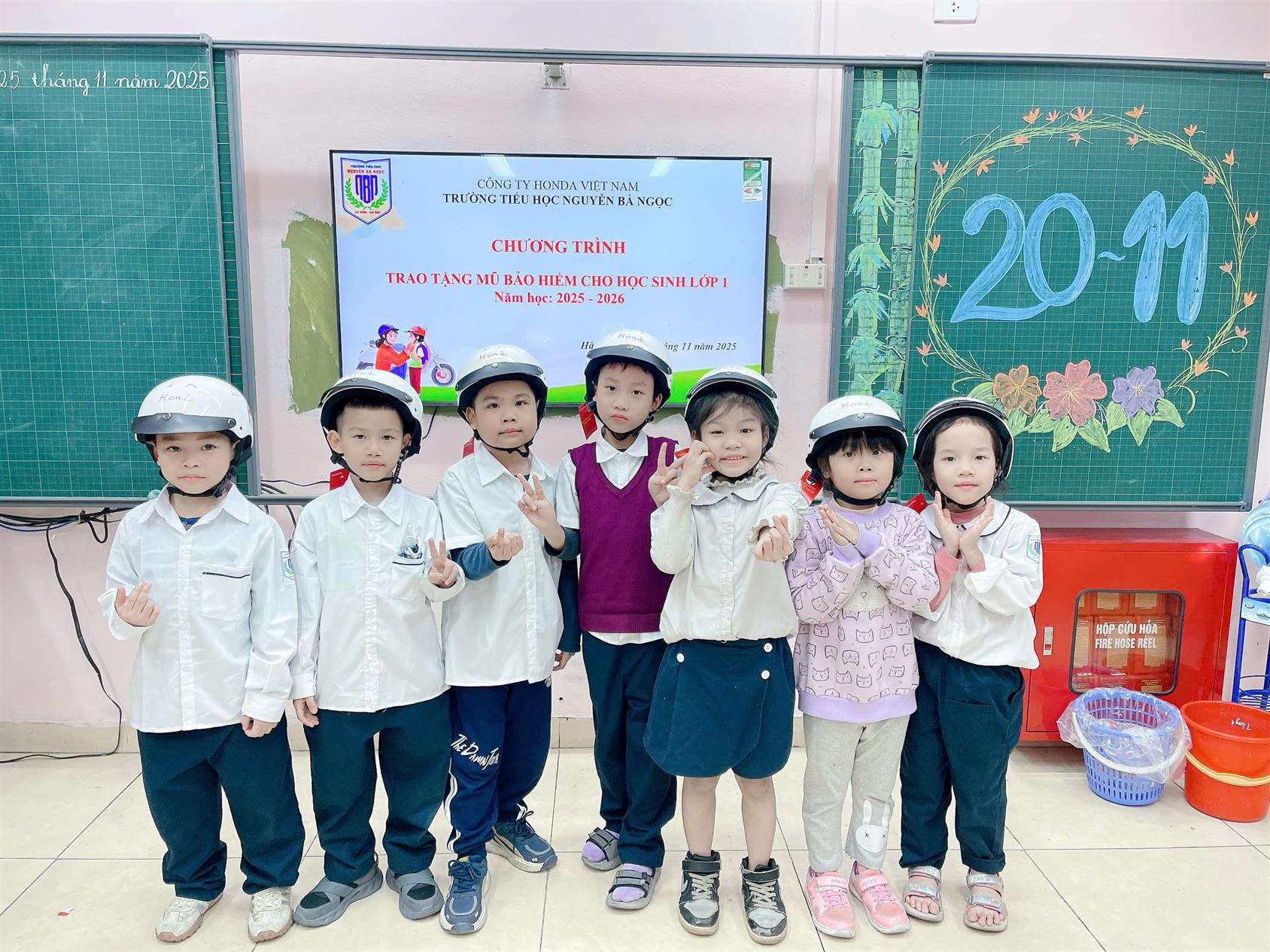 Trao tặng mũ bảo hiểm cho học sinh lớp 1 Trường Tiểu học Nguyễn Bá Ngọc