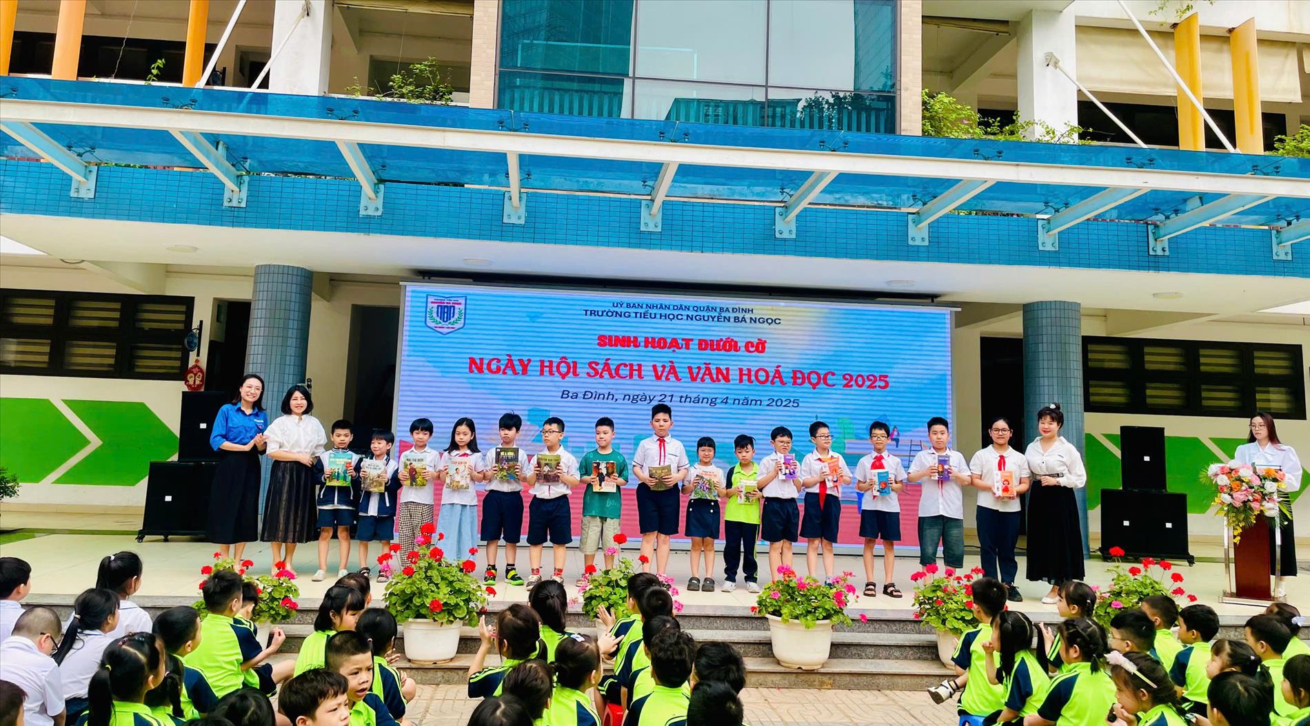 Sinh hoạt dưới cờ với chủ đề " Ngày hội sách và văn hóa đọc 2025 "
