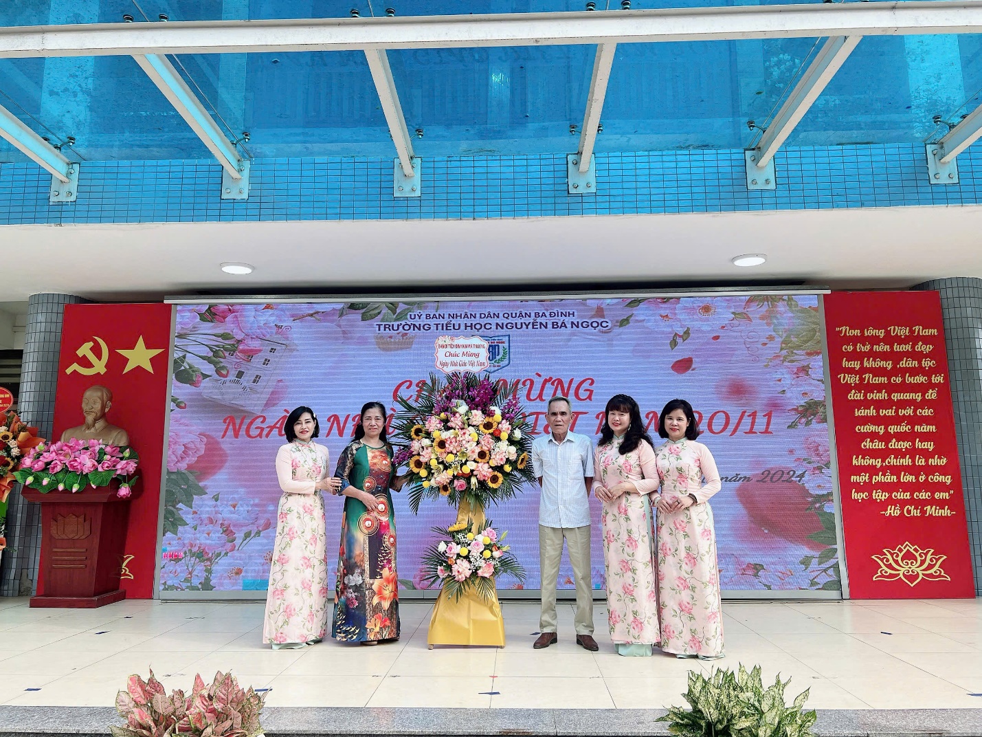 Ảnh có chứa văn bản, tòa nhà, cô dâu, trang phục

Mô tả được tạo tự động