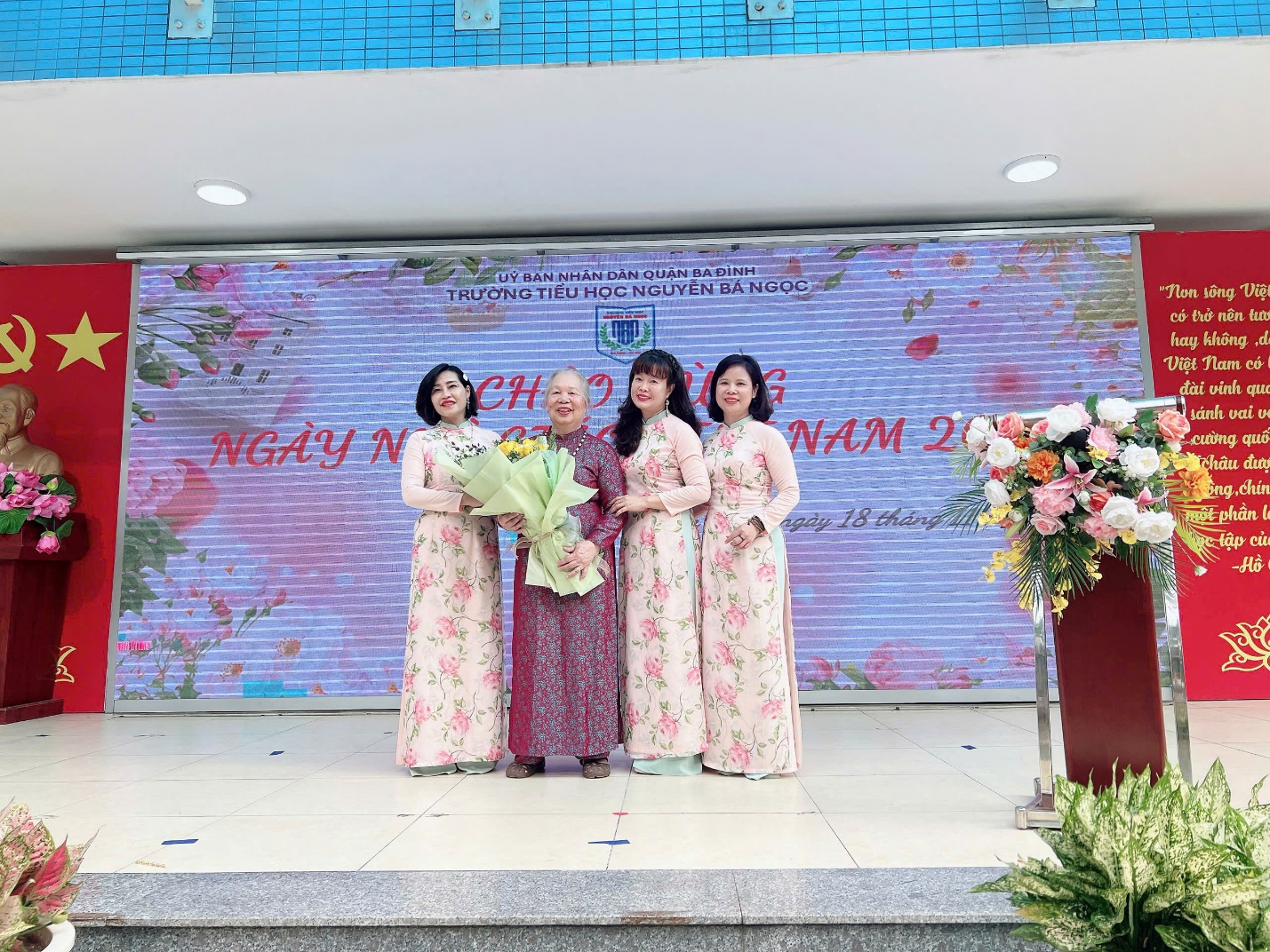 Ảnh có chứa văn bản, trang phục, người, phụ nữ

Mô tả được tạo tự động