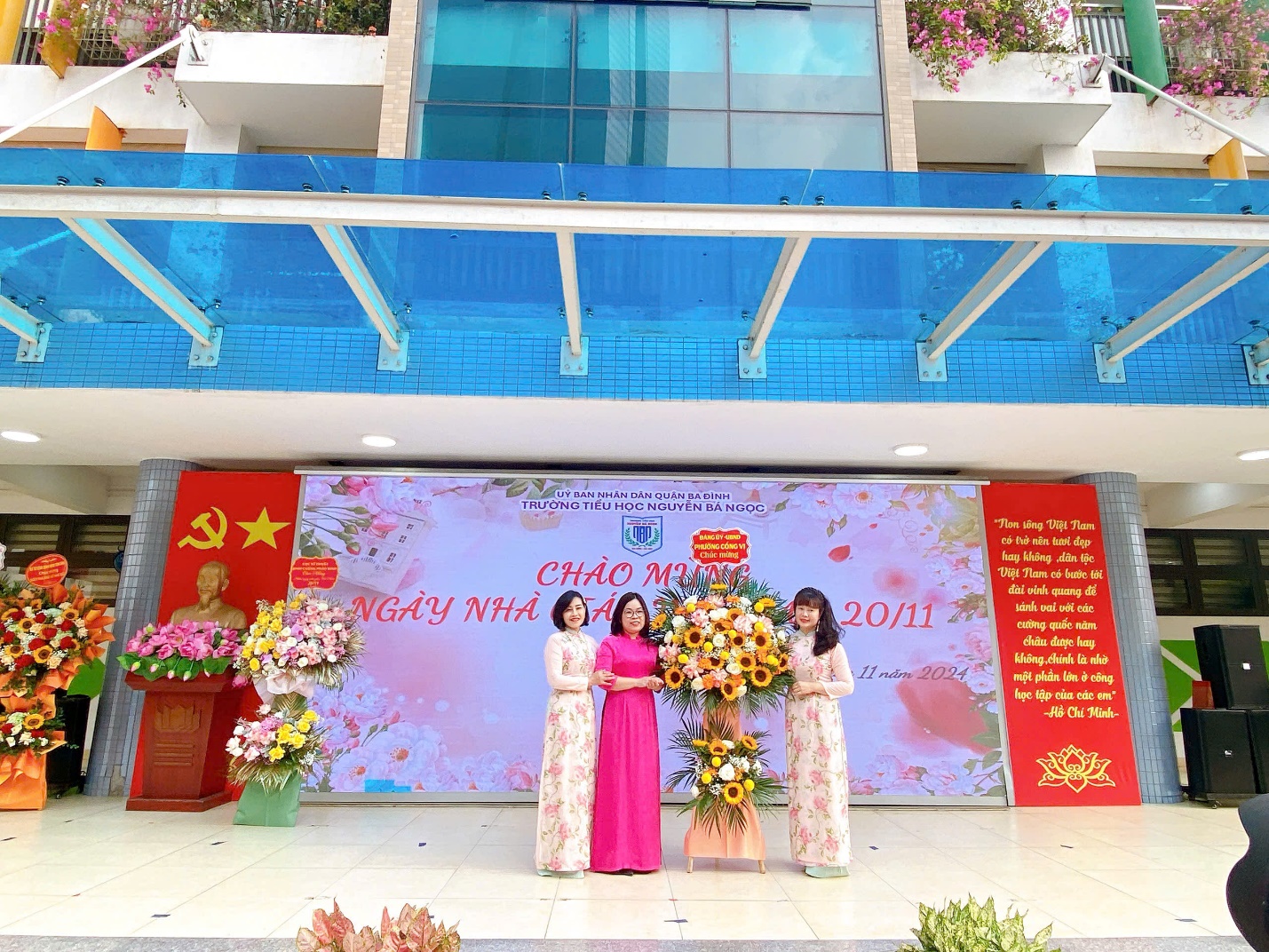 Ảnh có chứa văn bản, tòa nhà, hoa, Thiết kế hoa cỏ

Mô tả được tạo tự động