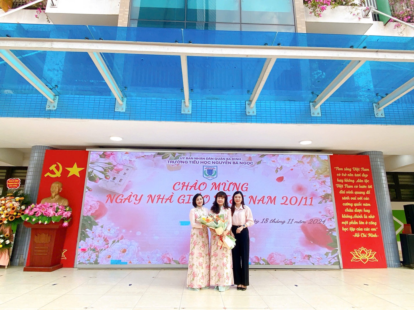 Ảnh có chứa văn bản, váy cưới, người, trang phục

Mô tả được tạo tự động