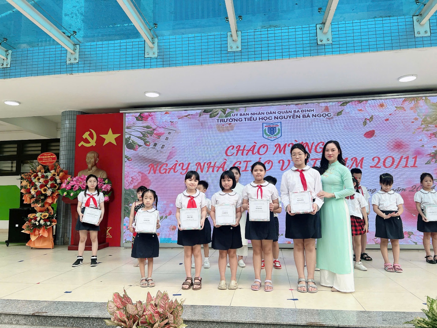 Ảnh có chứa trang phục, người, cười, nhóm

Mô tả được tạo tự động