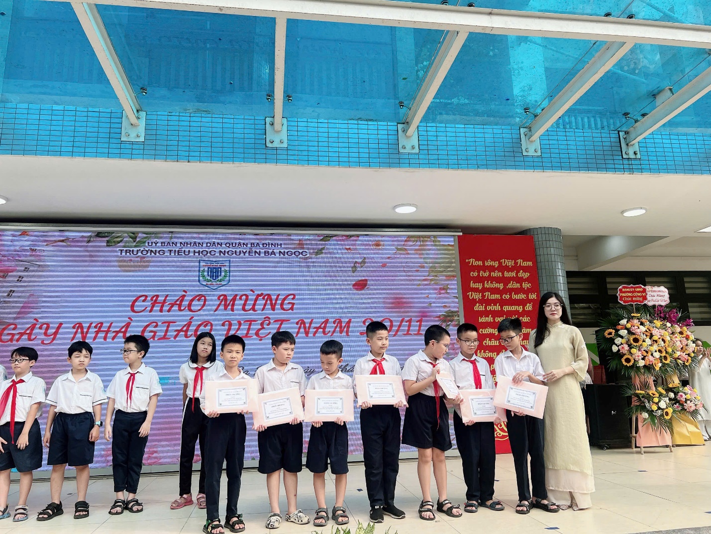 Ảnh có chứa trang phục, người, tòa nhà, văn bản

Mô tả được tạo tự động