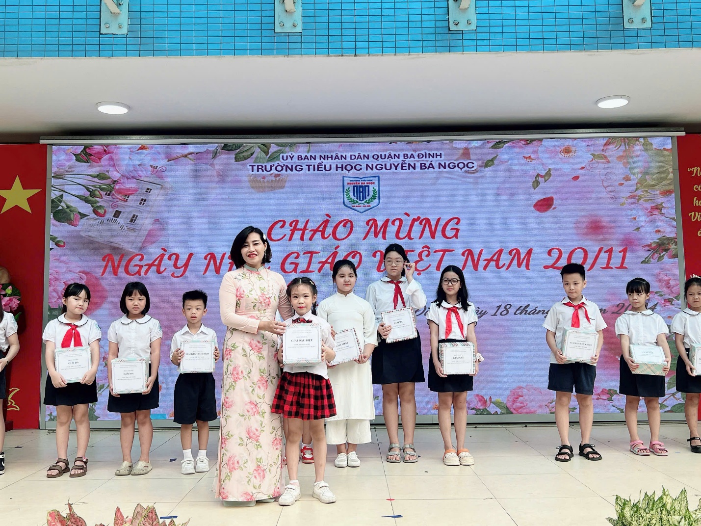 Ảnh có chứa trang phục, văn bản, người, giày dép

Mô tả được tạo tự động