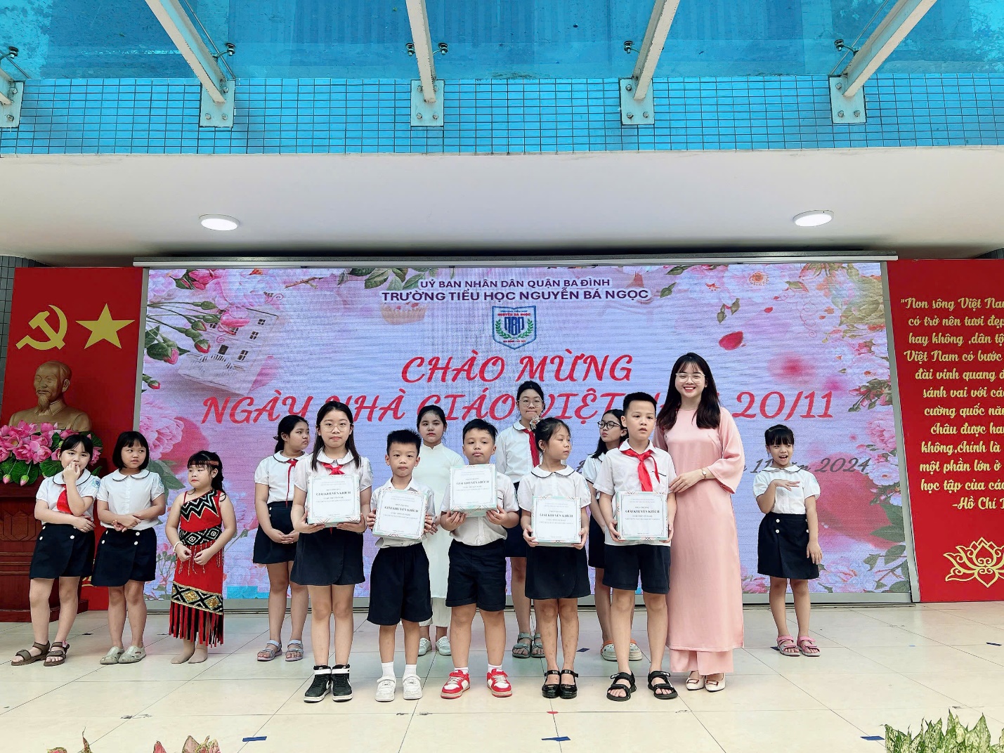 Ảnh có chứa văn bản, trang phục, người, giày dép

Mô tả được tạo tự động