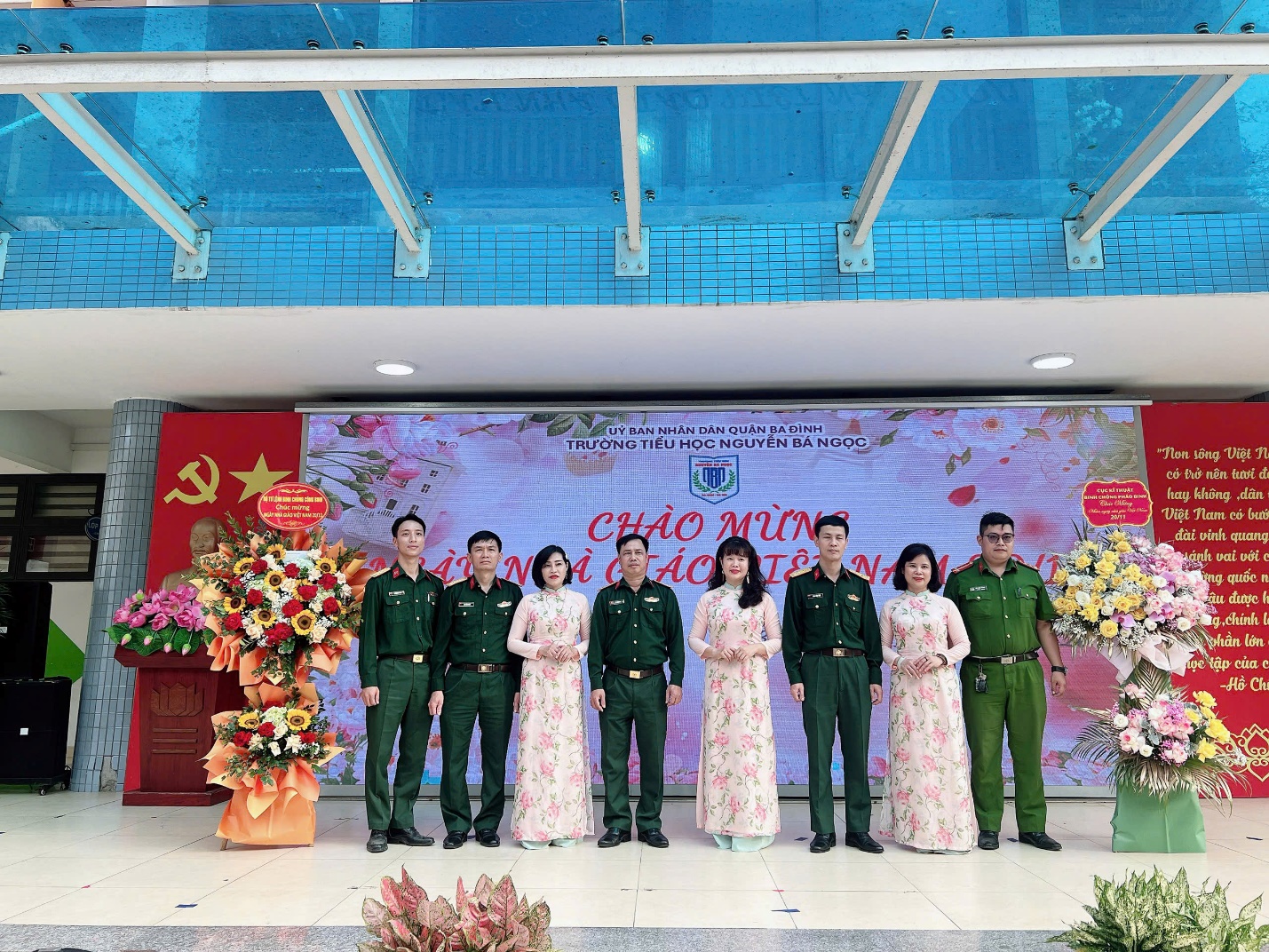 Ảnh có chứa tòa nhà, trang phục, Thiết kế hoa cỏ, Cắm hoa

Mô tả được tạo tự động
