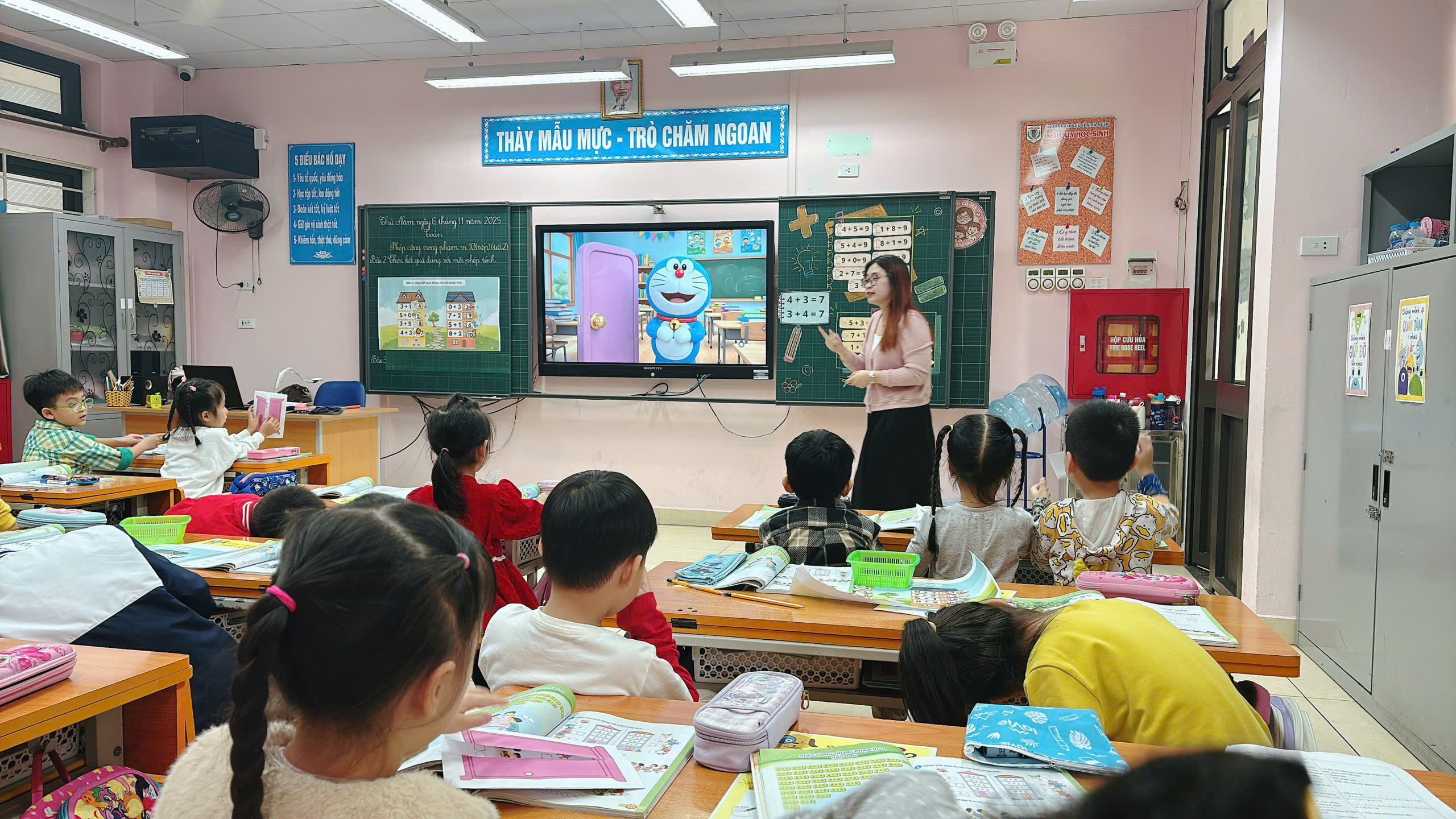 A person standing in front of a classroom with a group of children
AI-generated content may be incorrect.