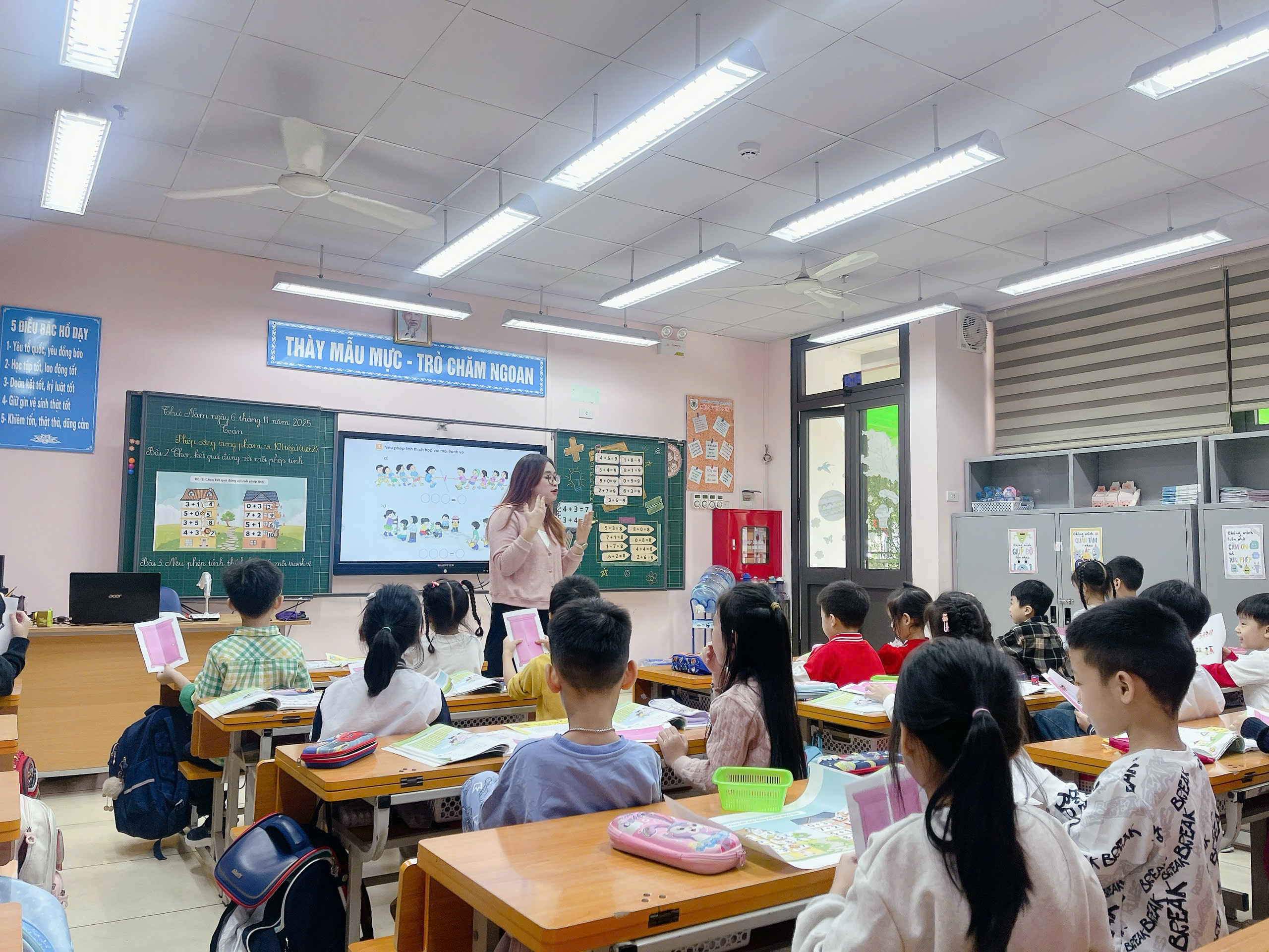 A group of children in a classroom
AI-generated content may be incorrect.