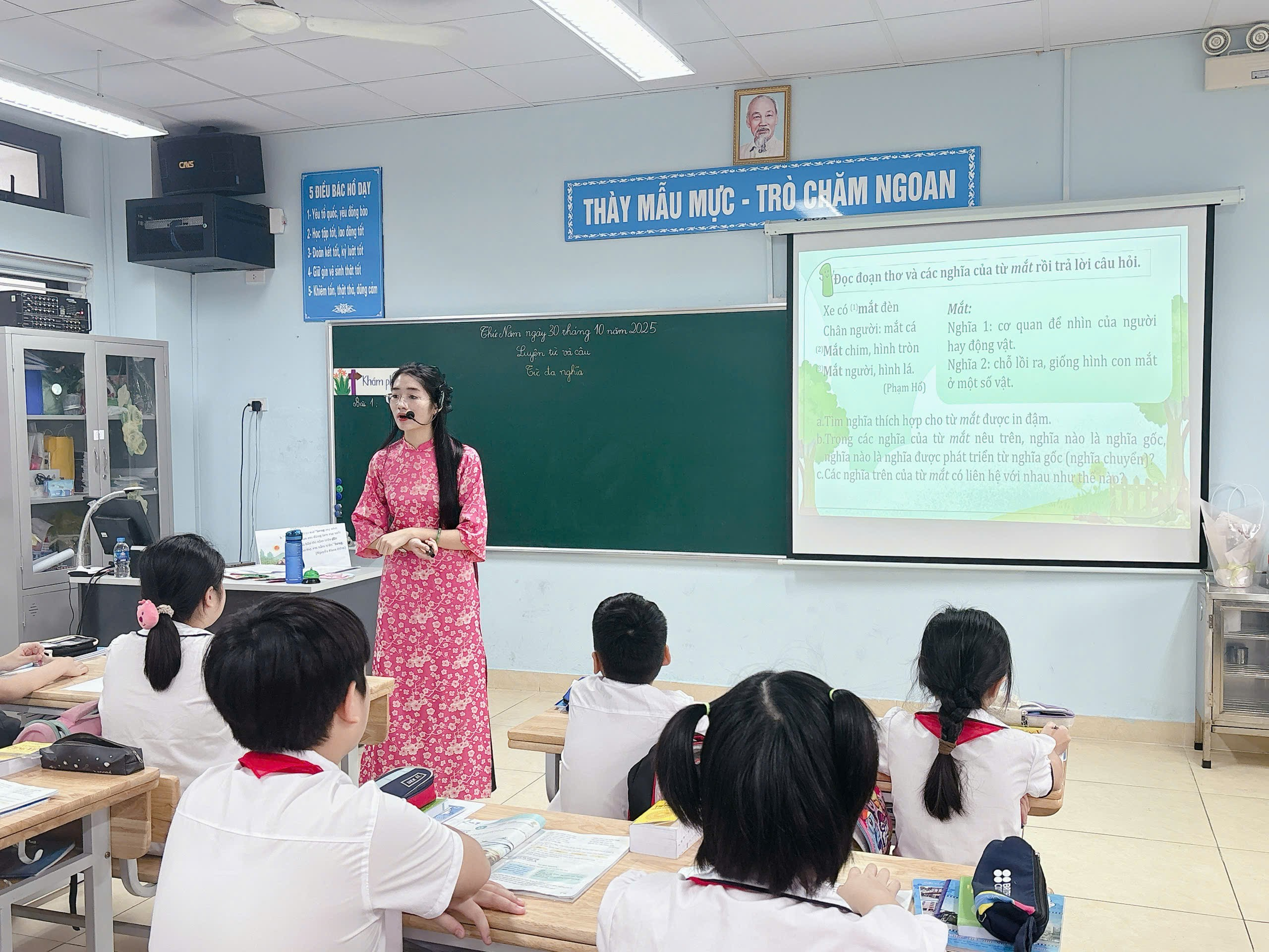 A person standing in front of a classroom
AI-generated content may be incorrect.