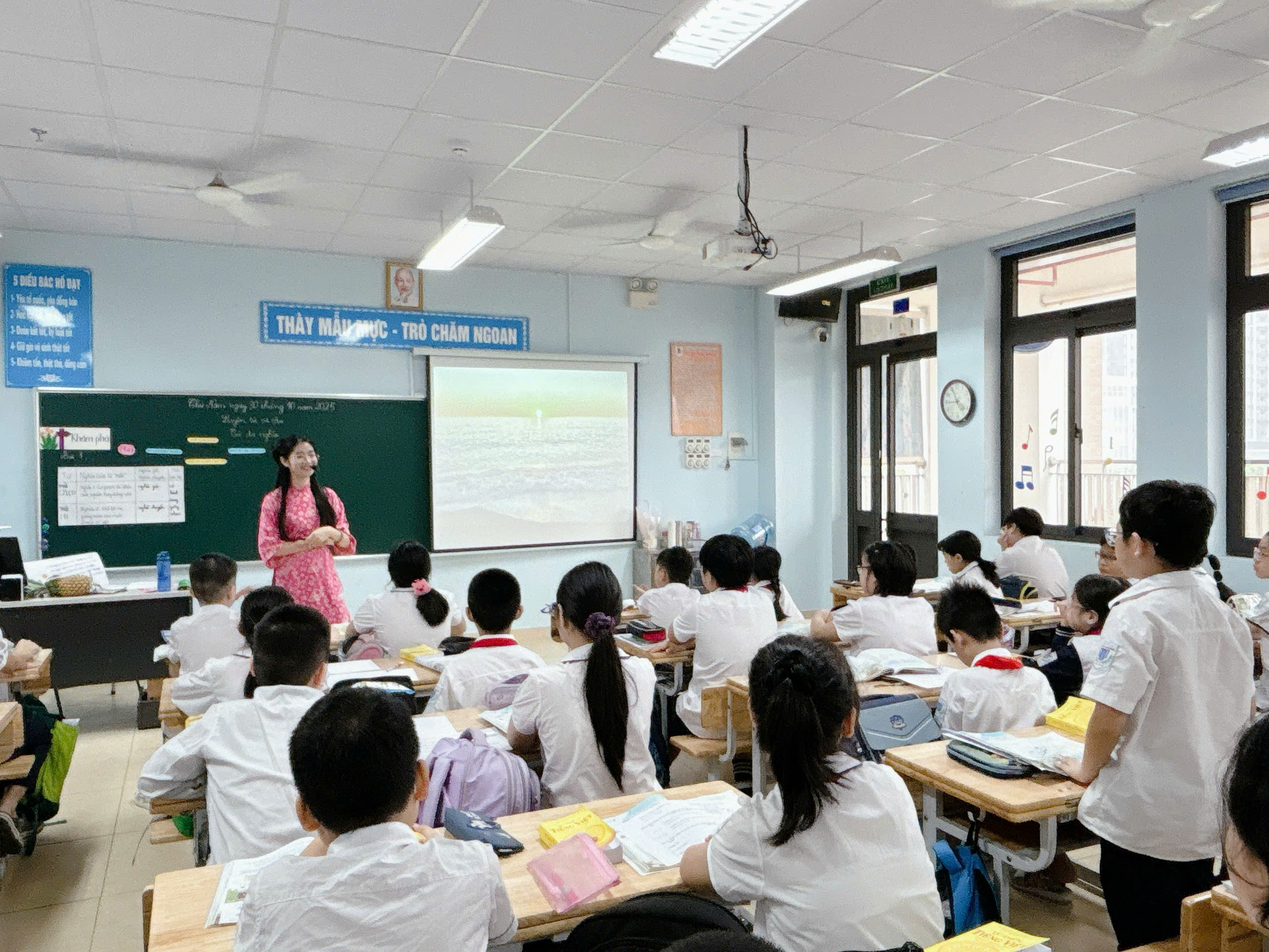 A person teaching a class
AI-generated content may be incorrect.