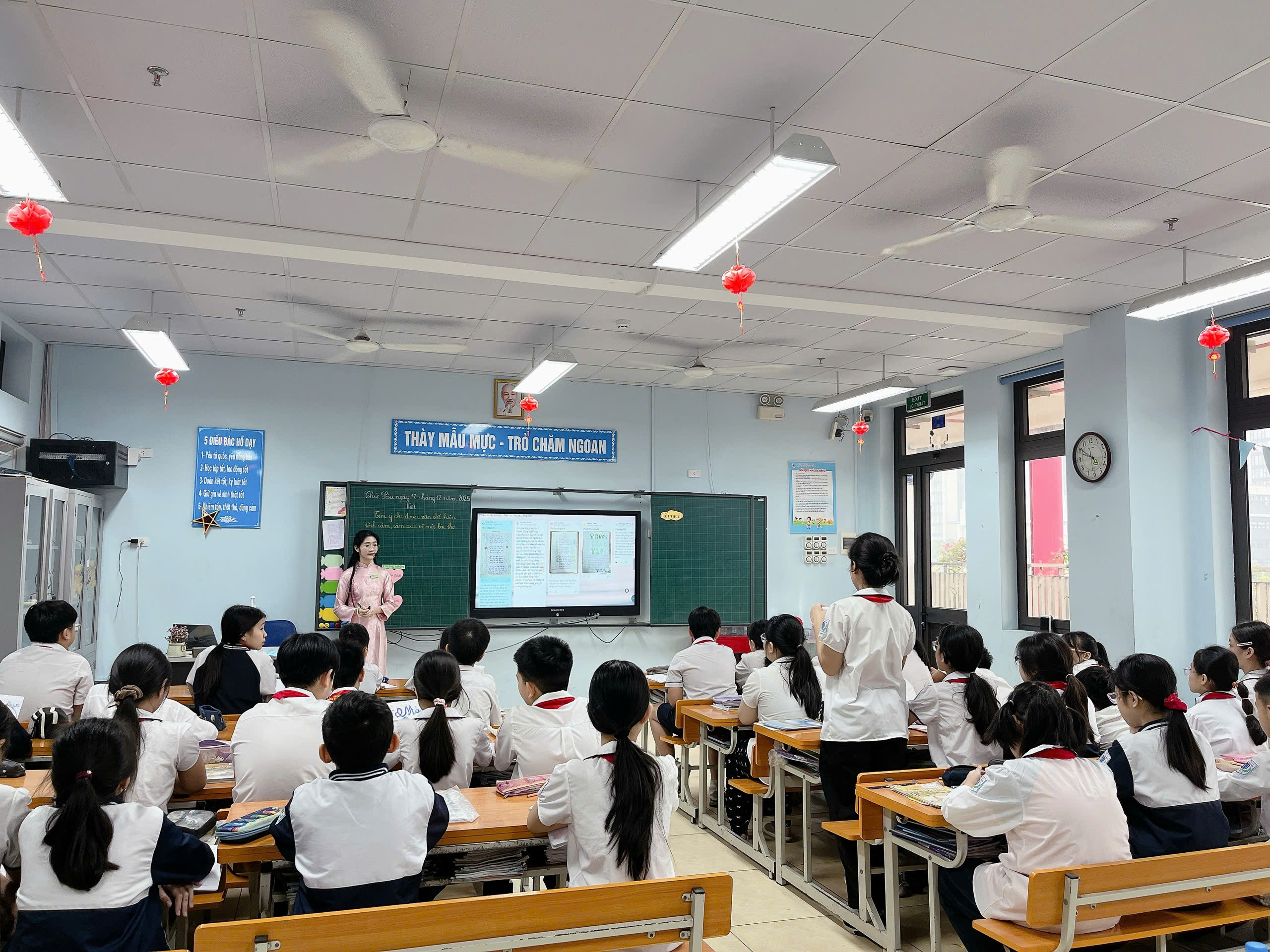 A group of students in a classroom

AI-generated content may be incorrect.