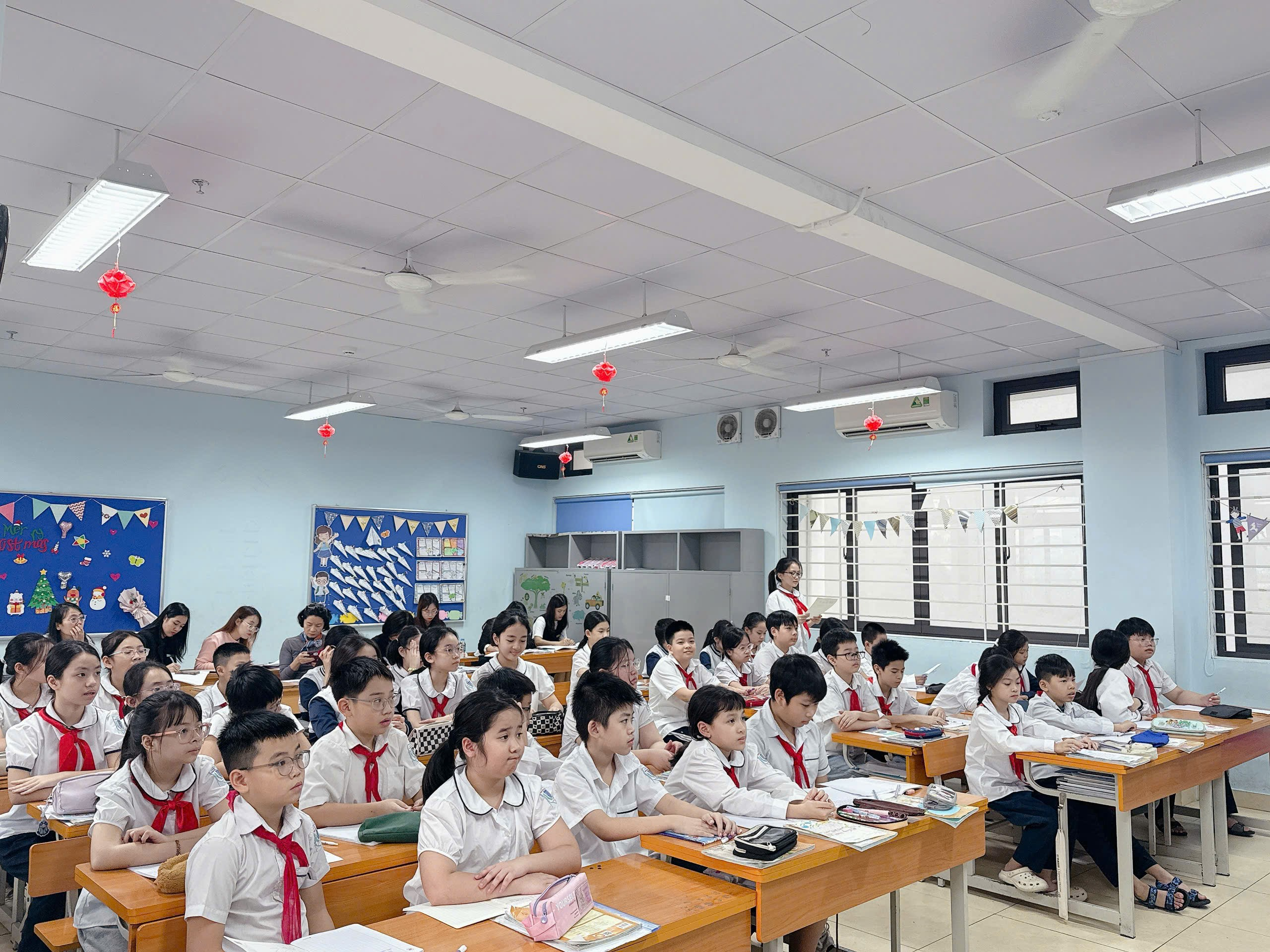 A group of students in a classroom

AI-generated content may be incorrect.