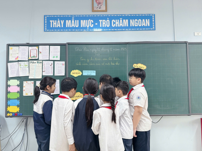 A group of children standing in front of a chalkboard
AI-generated content may be incorrect.