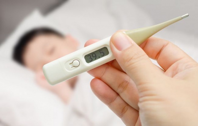 Sốt cao là một trong những triệu chứng của sốt xuất huyết