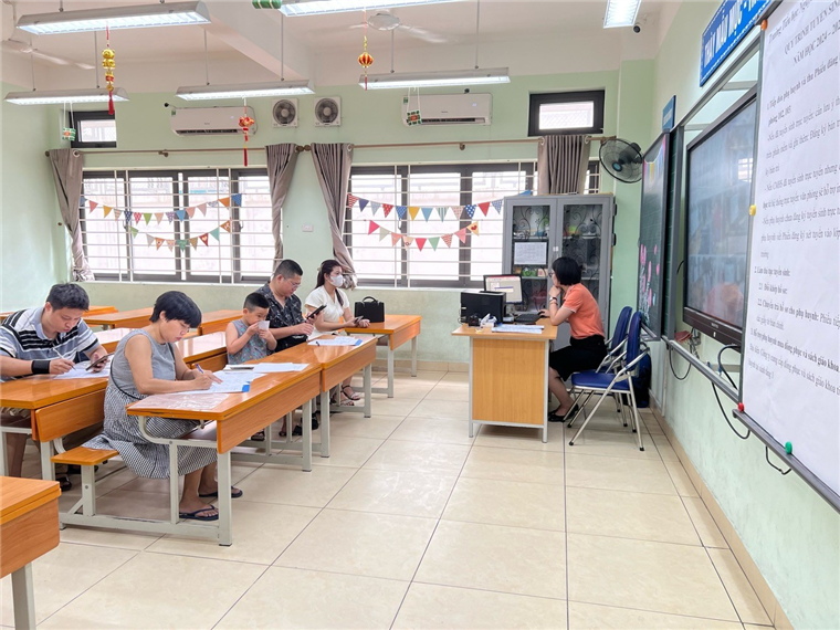 A group of people in a classroom

Description automatically generated