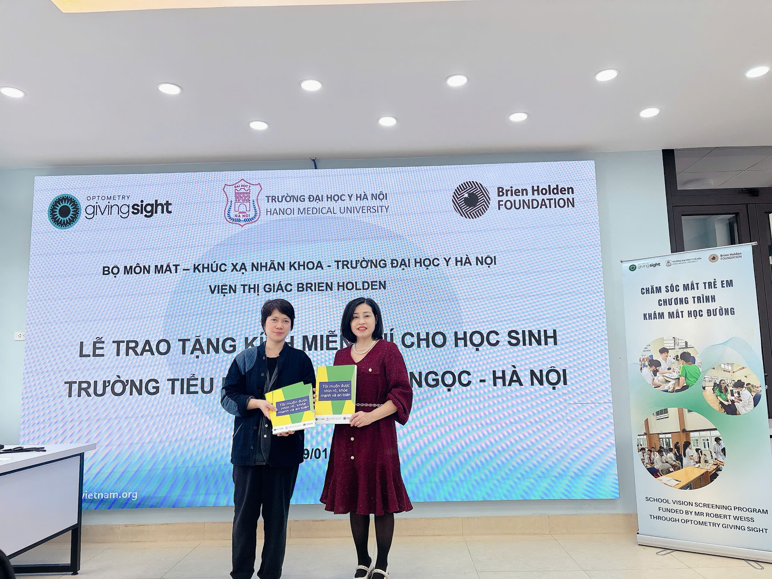 Ảnh có chứa văn bản, trang phục, tường, giày dép

Nội dung do AI tạo ra có thể không chính xác.