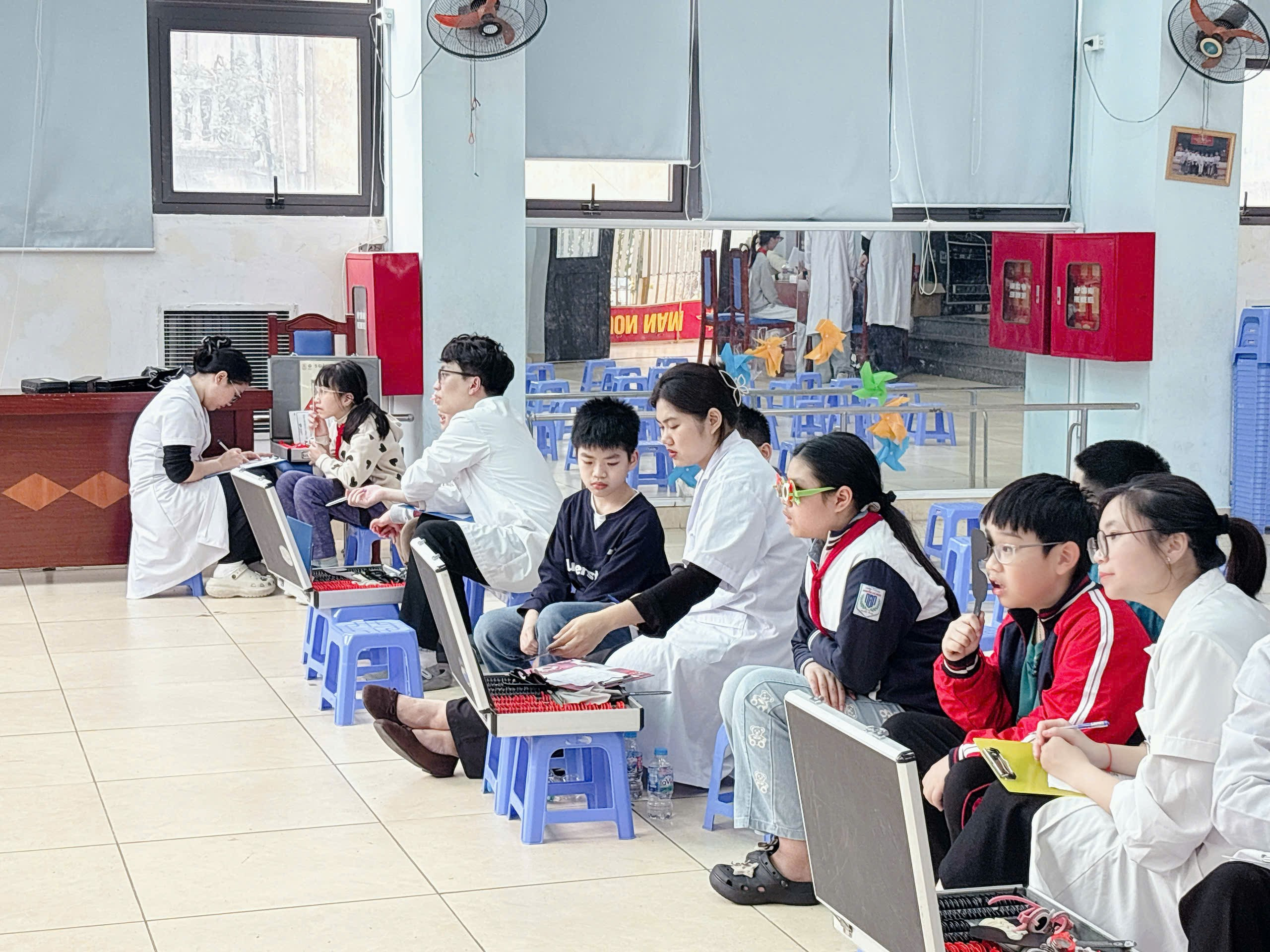 Ảnh có chứa trang phục, người, cậu bé, con người

Nội dung do AI tạo ra có thể không chính xác.