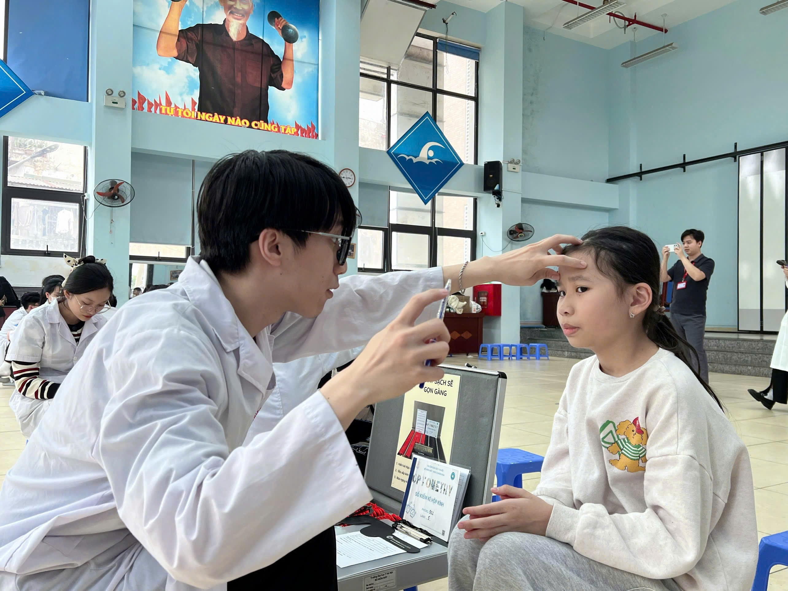 Ảnh có chứa trang phục, người, trong nhà, đàn ông

Nội dung do AI tạo ra có thể không chính xác.