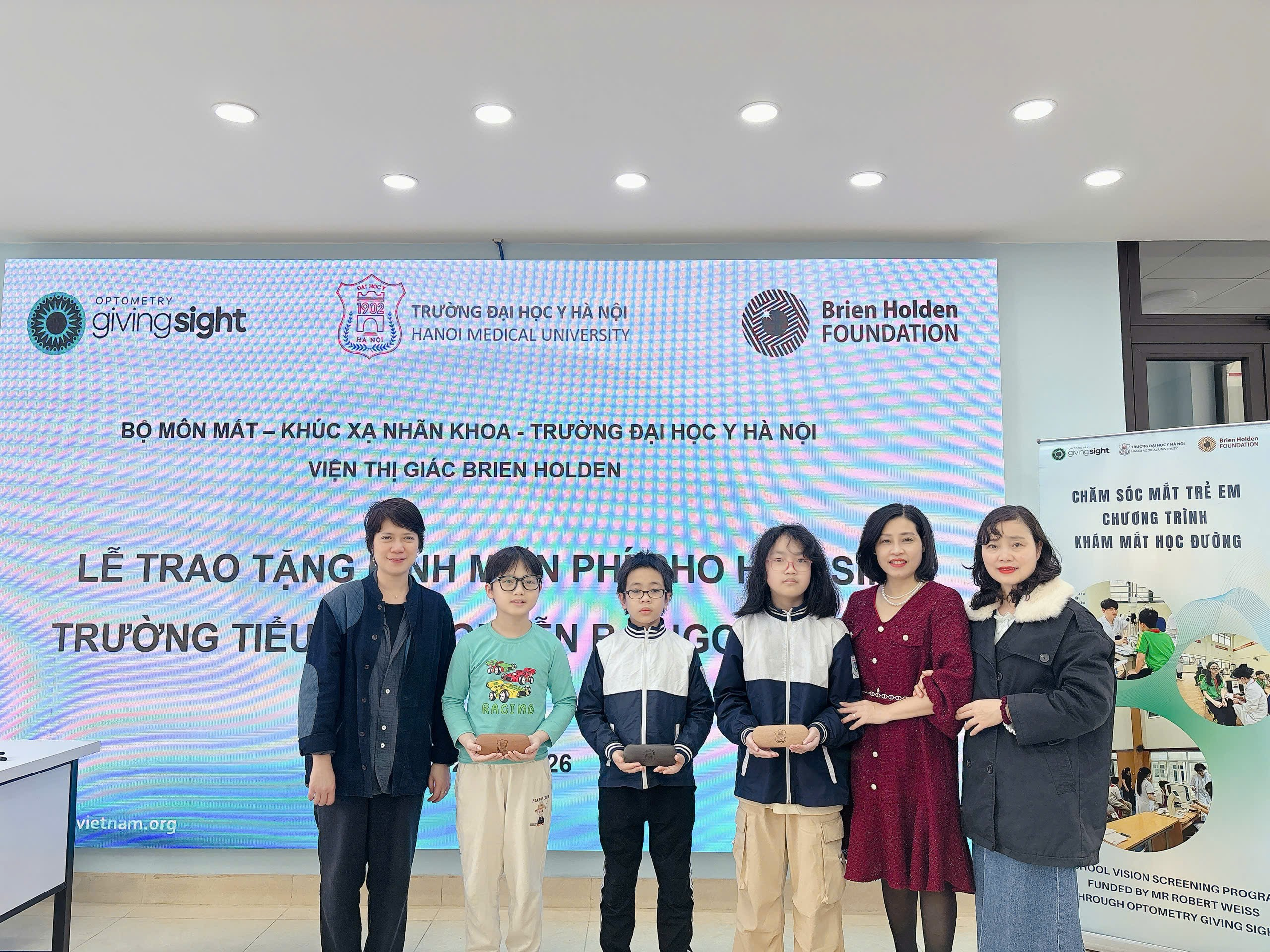 Ảnh có chứa văn bản, trang phục, người, tường

Nội dung do AI tạo ra có thể không chính xác.