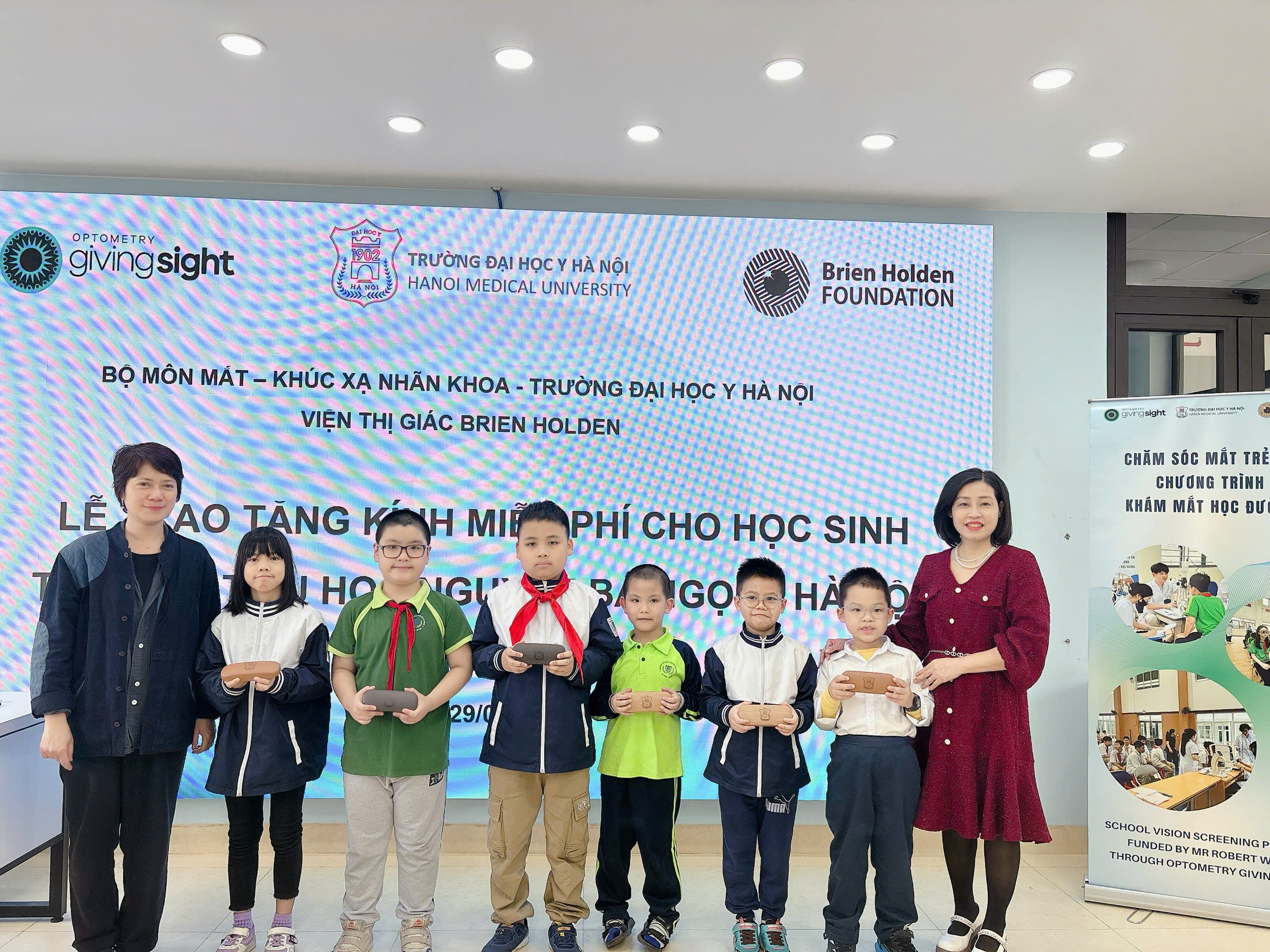 Ảnh có chứa trang phục, văn bản, người, giày dép

Nội dung do AI tạo ra có thể không chính xác.