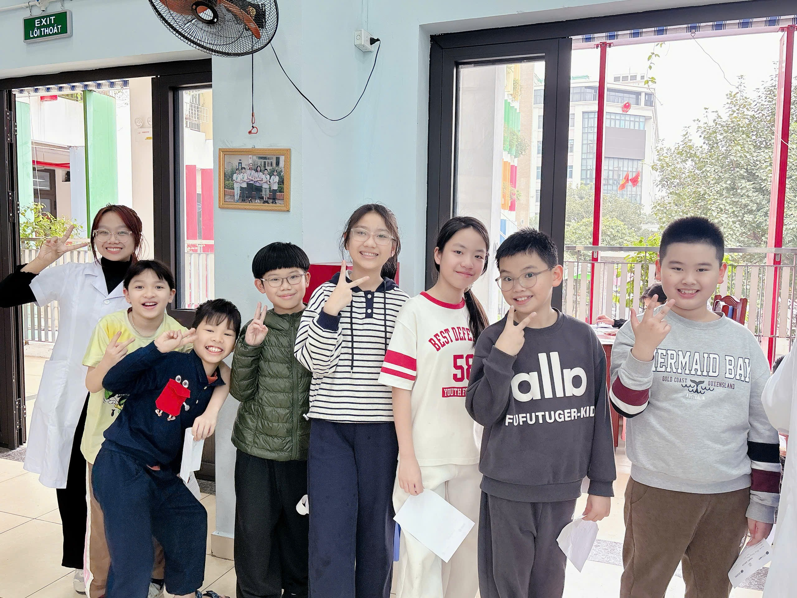 Ảnh có chứa trang phục, người, giày dép, Mặt người

Nội dung do AI tạo ra có thể không chính xác.