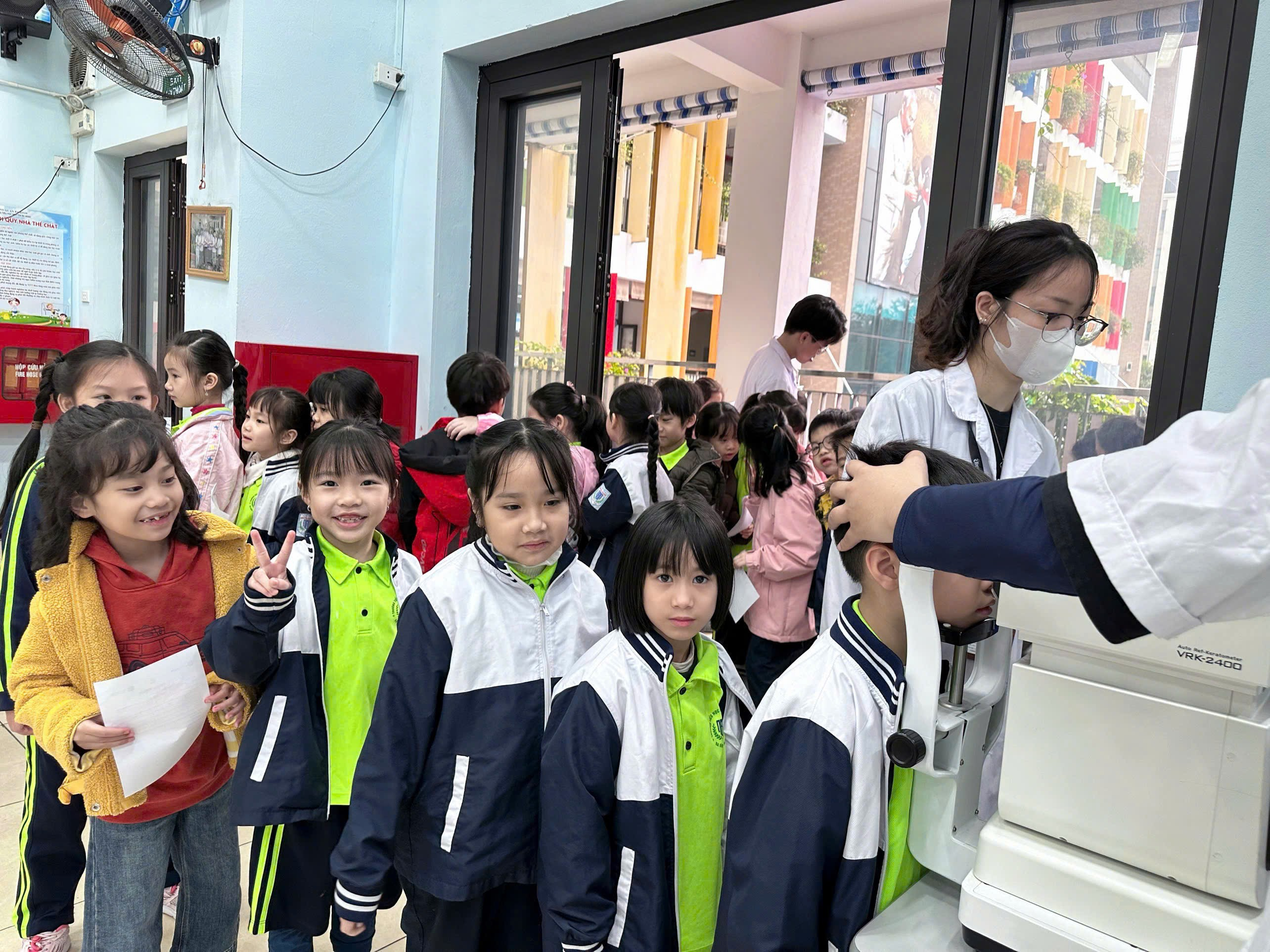 Ảnh có chứa trang phục, người, nhóm, cô gái

Nội dung do AI tạo ra có thể không chính xác.