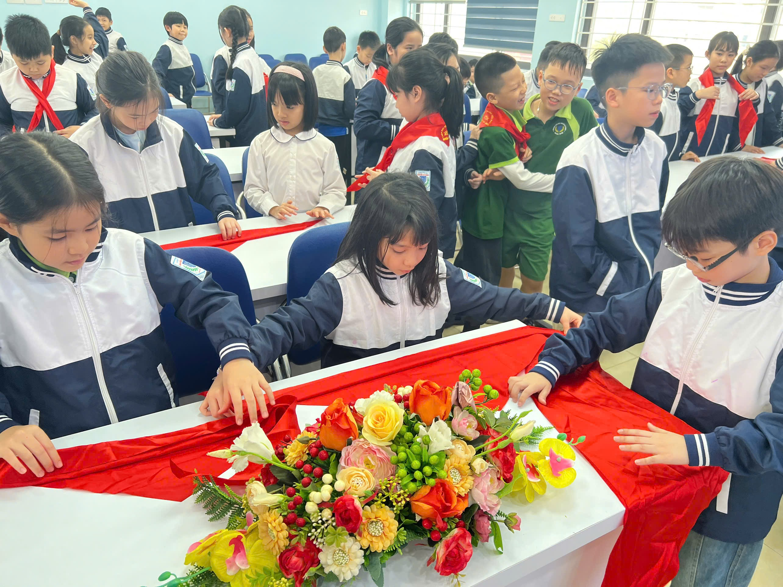 A group of children sitting at a table with flowers

AI-generated content may be incorrect.