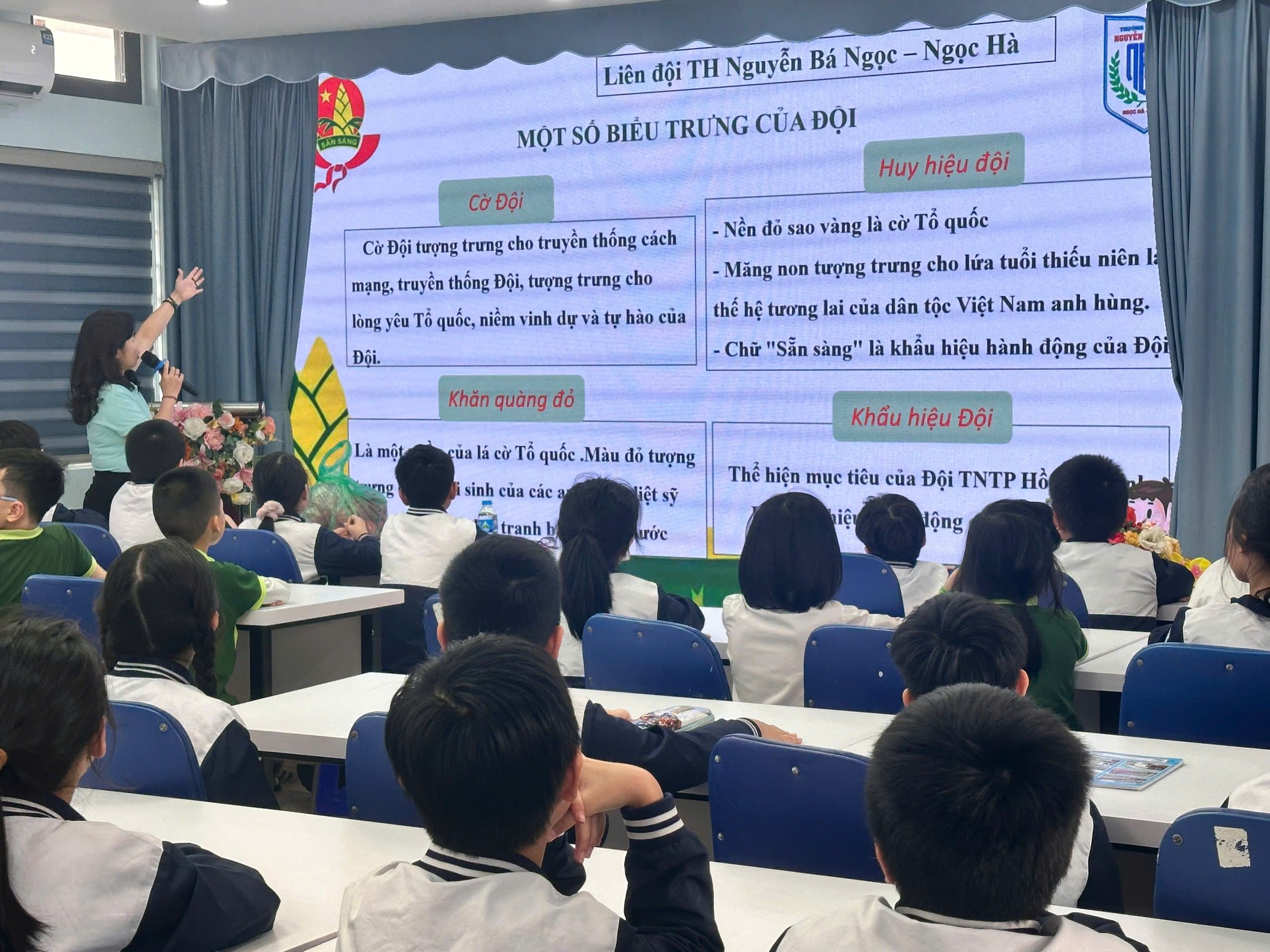 A group of children in a classroom

AI-generated content may be incorrect.