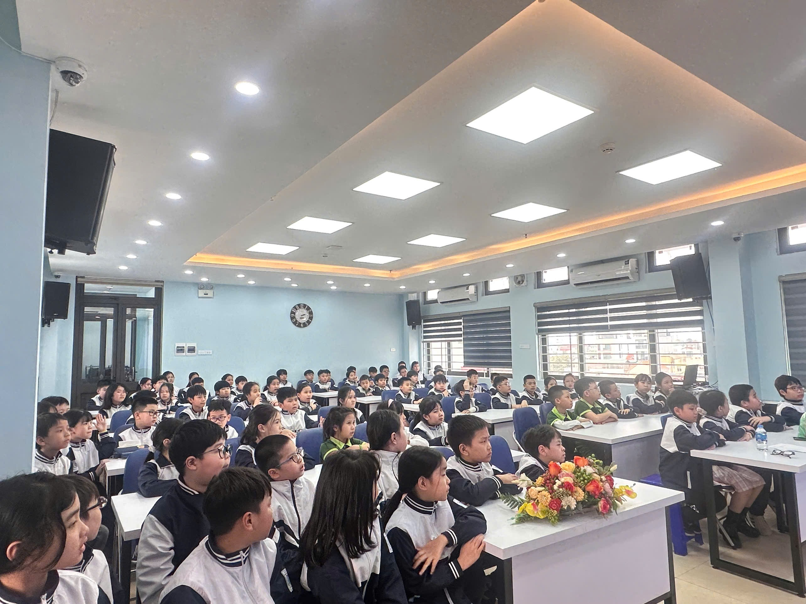 A group of students in a classroom

AI-generated content may be incorrect.