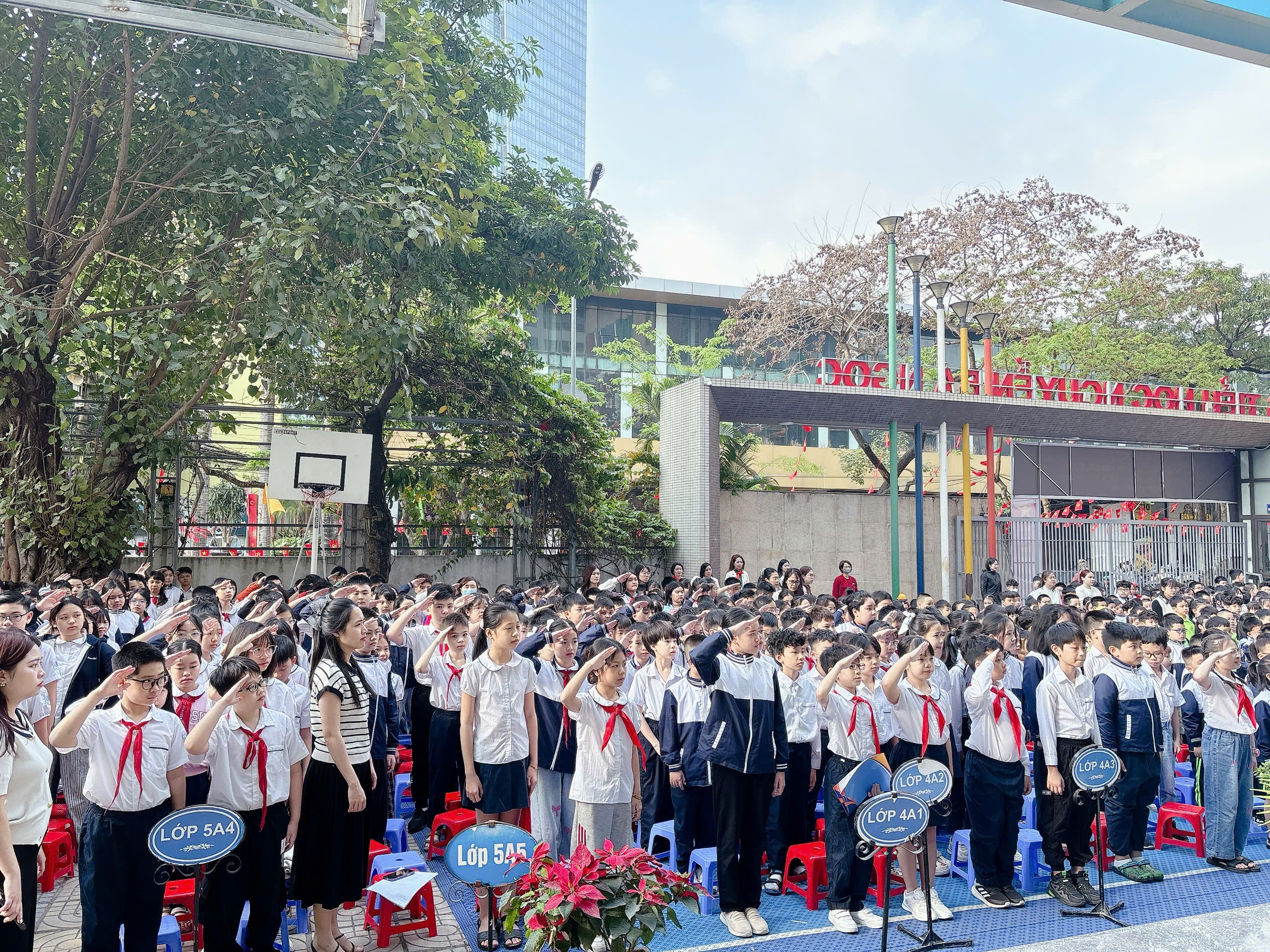 A group of people standing in a line
AI-generated content may be incorrect.