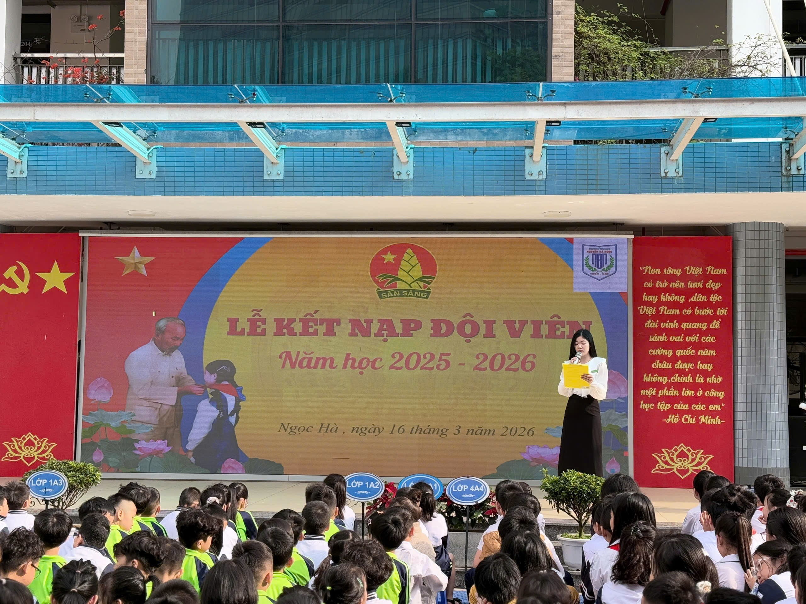 A person standing in front of a large screen
AI-generated content may be incorrect.