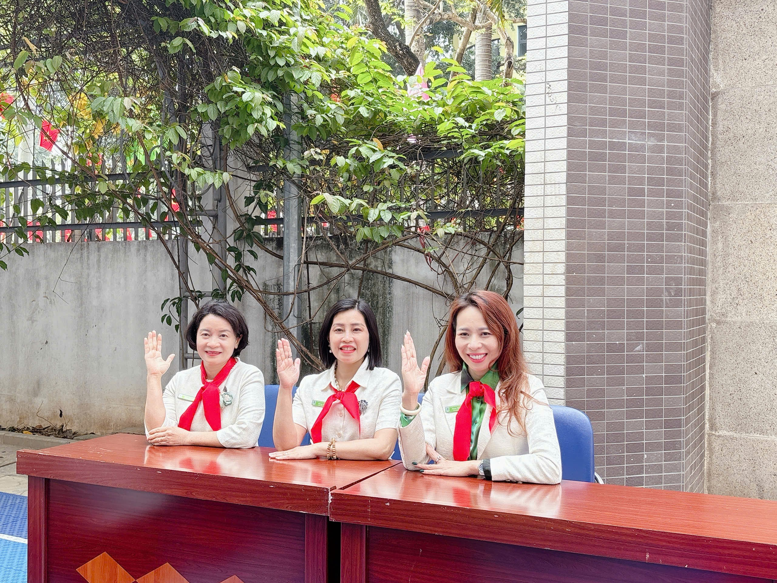 A group of women sitting at a table
AI-generated content may be incorrect.