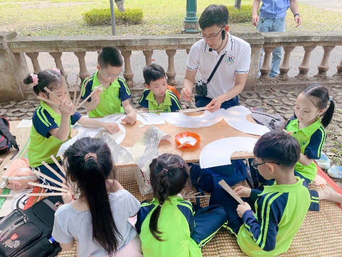 Có thể là hình ảnh về một hoặc nhiều người và mọi người đang học