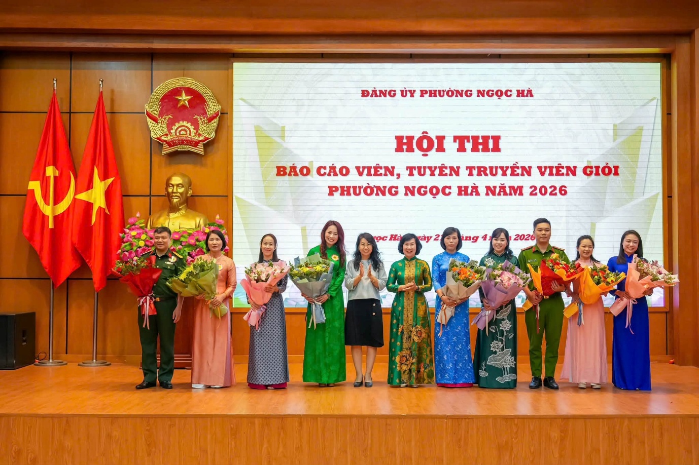 Có thể là hình ảnh về ‎một hoặc nhiều người và ‎văn bản cho biết '‎ĐÀNG لإن PHƯỜNG NGỌC HA HỘI THI BÁO CÁO , ΤυγέΝ TRUYỀN VIÊN GIỎI PHƯỞNG NGỌC HÀ NĂM 2026 2026‎'‎‎