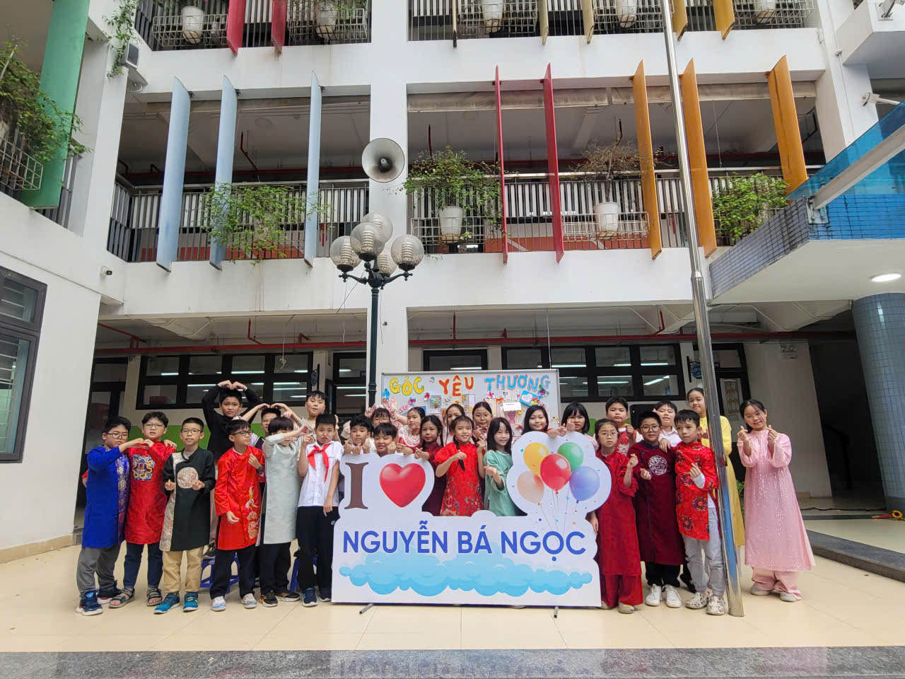 Ảnh có chứa tòa nhà, trang phục, người, nhóm

Mô tả được tạo tự động
