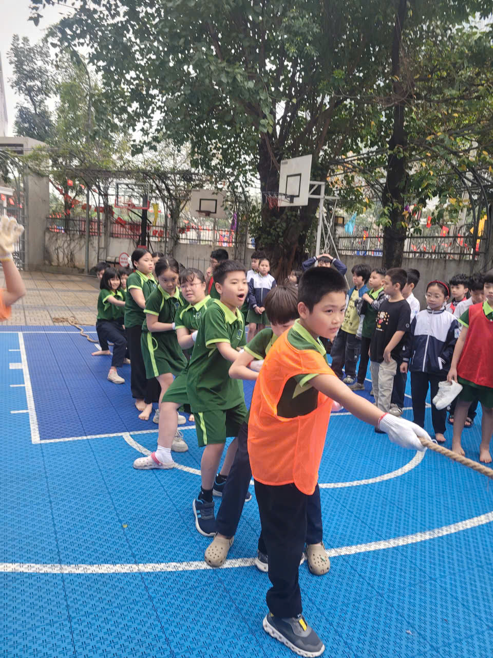 Ảnh có chứa giày dép, người, trang phục, ngoài trời

Mô tả được tạo tự động