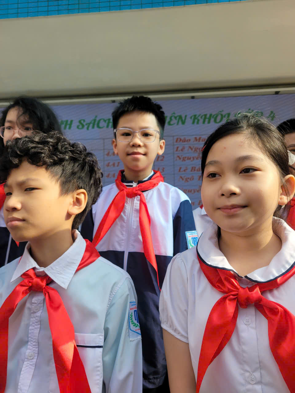 Ảnh có chứa người, trang phục, Mặt người, cô gái

Mô tả được tạo tự động