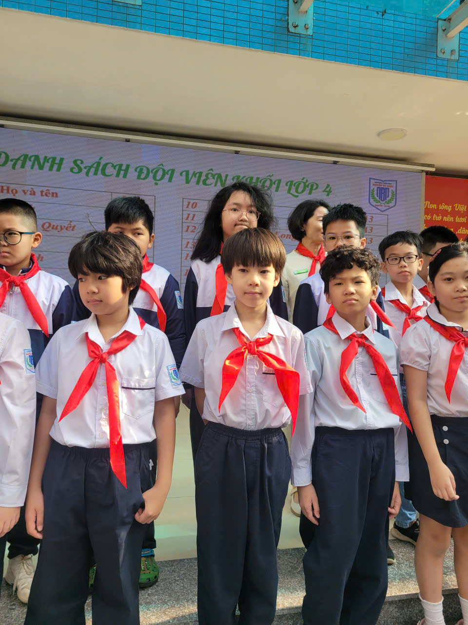 Ảnh có chứa trang phục, người, cô gái, đội nhóm

Mô tả được tạo tự động