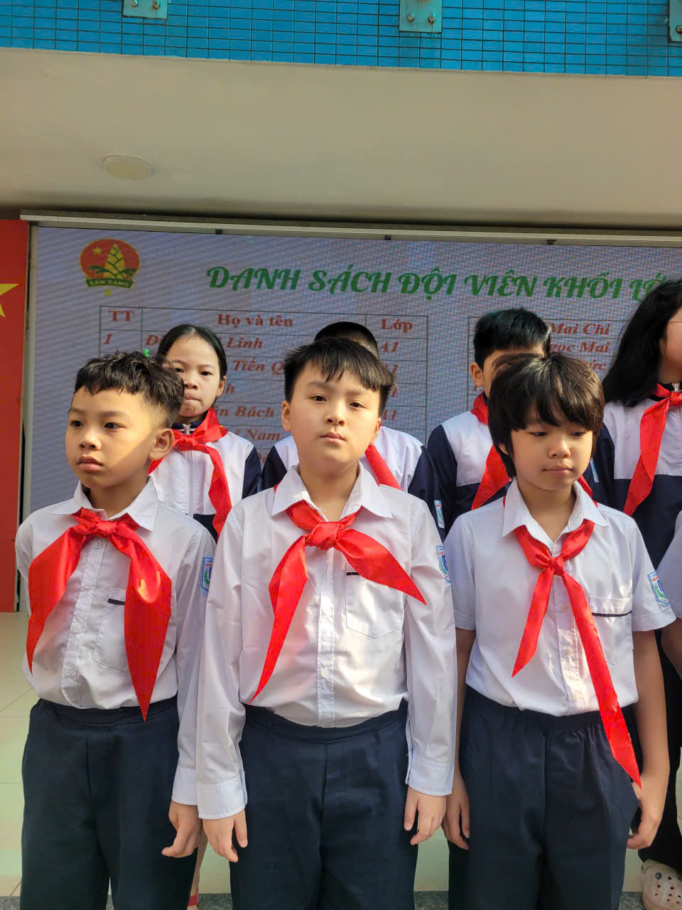 Ảnh có chứa trang phục, người, cô gái, Mặt người

Mô tả được tạo tự động