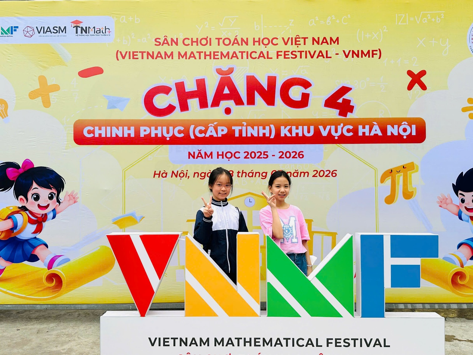 Ảnh có chứa văn bản, người, Mặt người, áp phích

Mô tả được tạo tự động