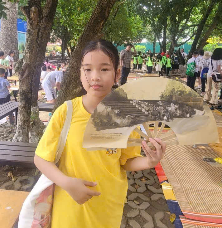 Ảnh có chứa người, trang phục, cây cối, ngoài trời

Mô tả được tạo tự động