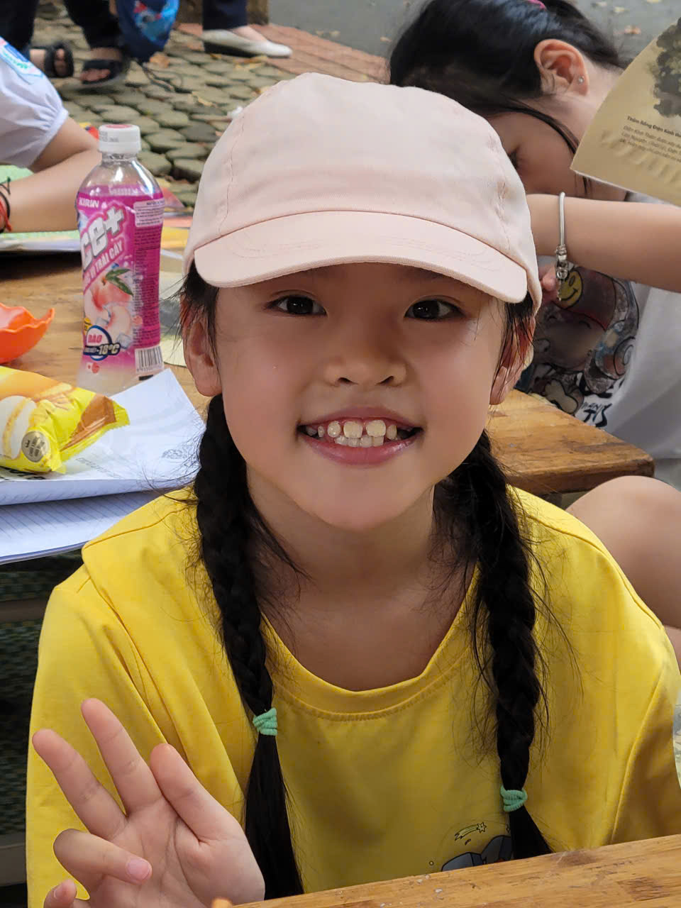 Ảnh có chứa người, Mặt người, trang phục, trẻ tập đi

Mô tả được tạo tự động