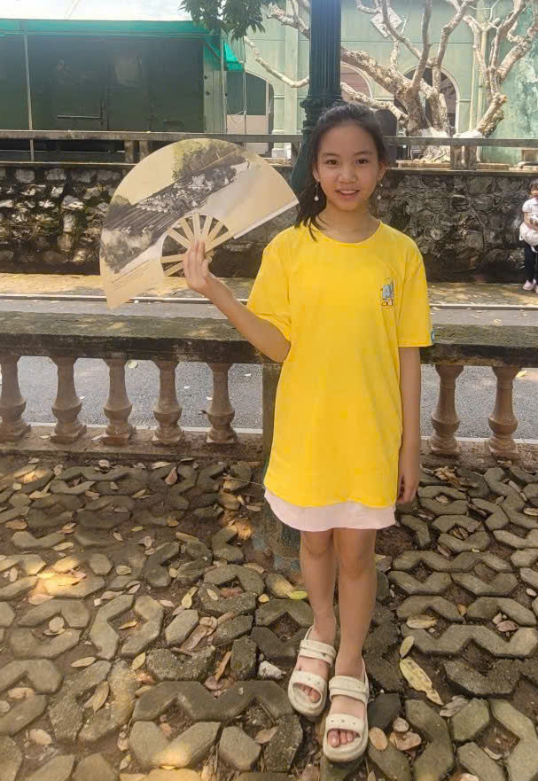 Ảnh có chứa trang phục, giày dép, người, Mặt người

Mô tả được tạo tự động