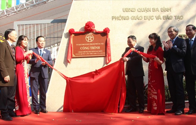 Hà Nội gắn biển công trình trường học chào mừng Đại hội XIII của Đảng
